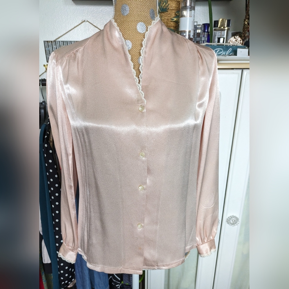 VINTAGE 60s 70s SILK PUFF SLEEVES BLOUSE, LACE DETAILS. SOFT SHIMMER PINK.